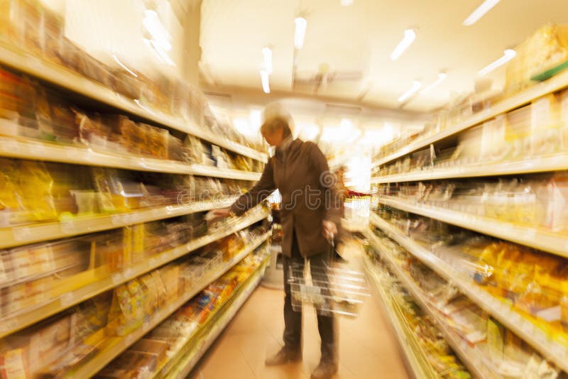 Verschwommenes Bild einer Frau in einem Einkaufszentrum lizenzfreies stockfoto