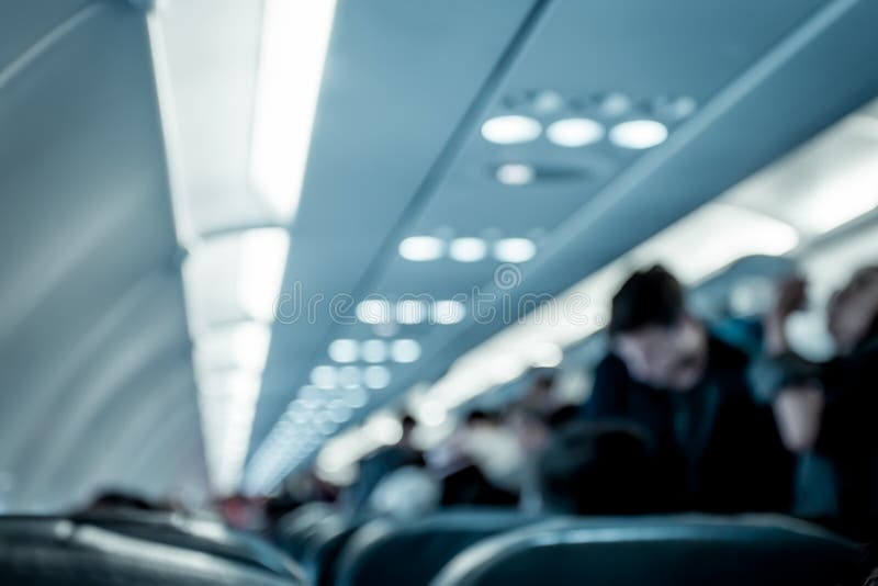 Unscharfes Bild des Flugzeuginneren in der Kabine stockfoto