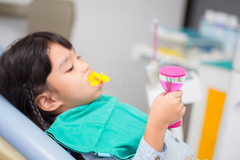 Unscharfes Bild Die Fluoridbeschichtung bei Kindern lizenzfreies stockfoto