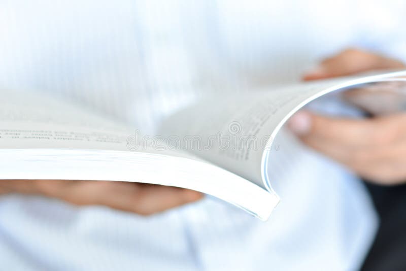 Unscharfes Bild von den Händen, die Buch öffnen stockbilder