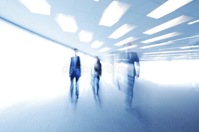 Unscharfes Bild von Geschäftsleuten Gehen lizenzfreie stockbilder Unscharfes Bild von Geschäftsleuten Gehen lizenzfreie stockbilder
