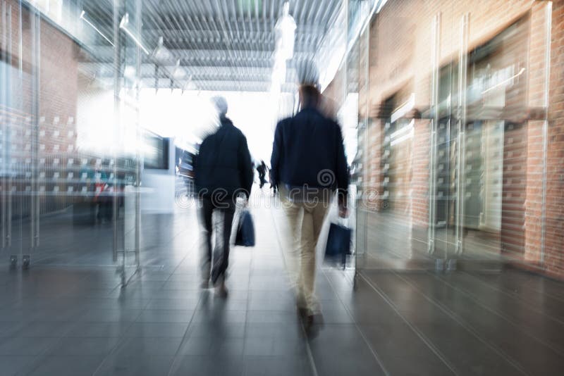 Verschwommenes Bild von Personen in einem Einkaufszentrum stockfotografie