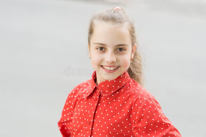 Unschuldige Schönheit des Mädchenkindes Gl?ckliches M?dchen Nettes Lächeln des kleinen Mädchens im Freien Kleines Mädchen mit dem stockfotos Unschuldige Schönheit des Mädchenkindes Gl?ckliches M?dchen Nettes Lächeln des kleinen Mädchens im Freien Kleines Mädchen mit dem stockfotos