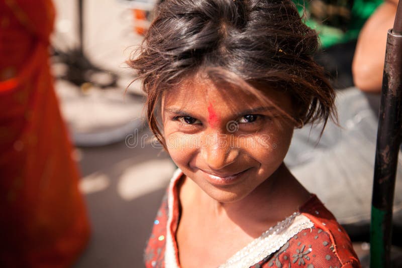 Unschuldiges Lächeln des indischen weiblichen Kindes