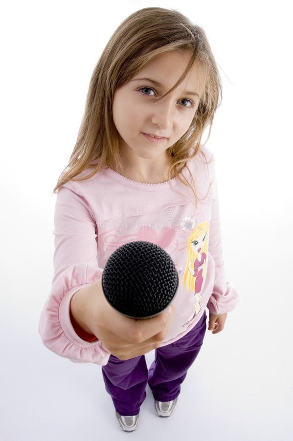 Unschuldiges Mädchen, das Mikrofon zeigt