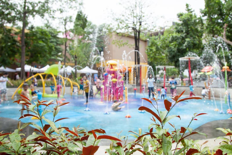 Unschärfebild des Wasser-Spaßparks der Kinder am allgemeinen Spielplatz lizenzfreie stockbilder Unschärfebild des Wasser-Spaßparks der Kinder am allgemeinen Spielplatz lizenzfreie stockbilder
