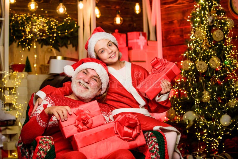 Unsere Beziehungen. Vater und Tochter lieben Weihnachten. Familienferien. kleines Mädchen mit Santa. Opa und lizenzfreie stockfotos