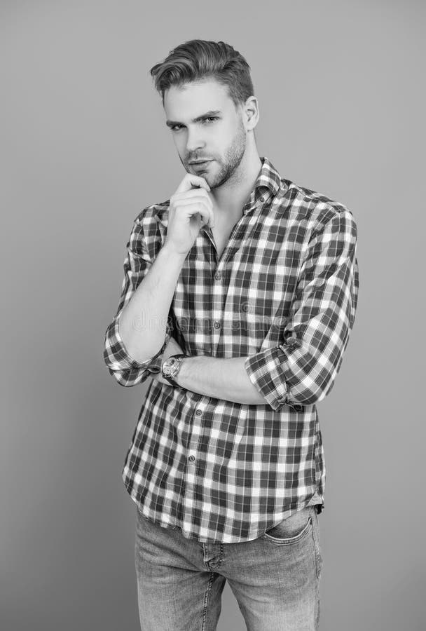 Unshaven man skincare. Piękno męskie i fryzura. Tysiącletni facet noszący przypadkowe. Przystojny młodzieniec. Portret człowieka w obrazy royalty free
