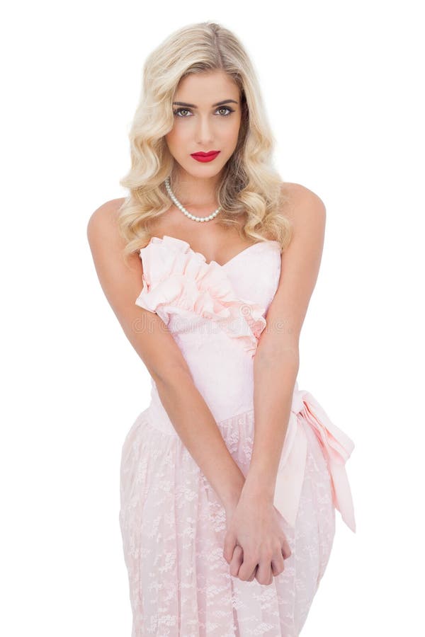 Unsmiling blondynka model w menchii smokingowej pozuje patrzeje kamerze obrazy stock