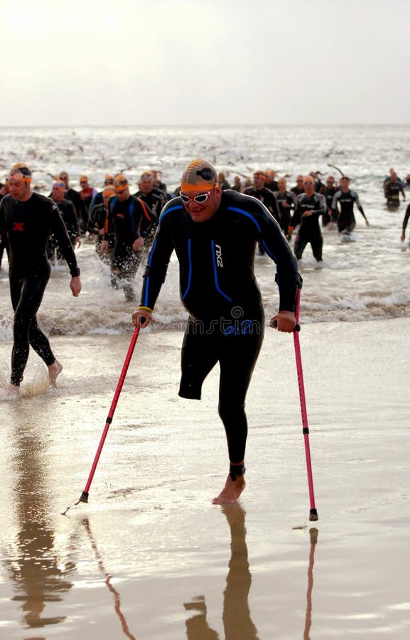 Untauglicher Athlet bei Ironman lizenzfreie stockfotos Untauglicher Athlet bei Ironman lizenzfreie stockfotos