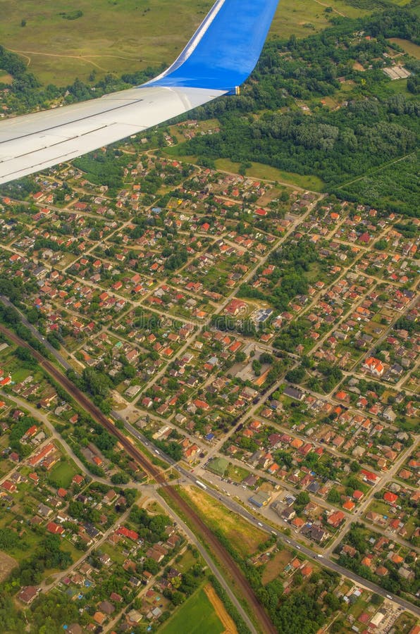 Unter dem Flügel eines Flugzeugs Tätigkeit des menschlichen Lebens und Natur Unter dem Flügel eines Flugzeugs Tätigkeit des menschlichen Lebens und Natur