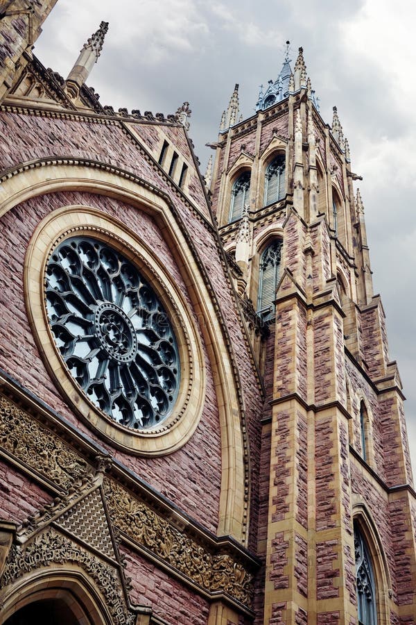 Untere hohe Ansicht von Protestantische Kirche St. James United entworfen als gotische Wiederbelebungsarchitektur lizenzfreies stockfoto Untere hohe Ansicht von Protestantische Kirche St. James United entworfen als gotische Wiederbelebungsarchitektur lizenzfreies stockfoto
