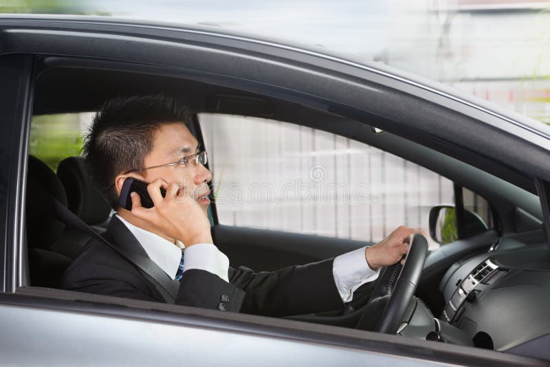 Unterhaltung am Telefon beim Antreiben stockfoto Unterhaltung am Telefon beim Antreiben stockfoto