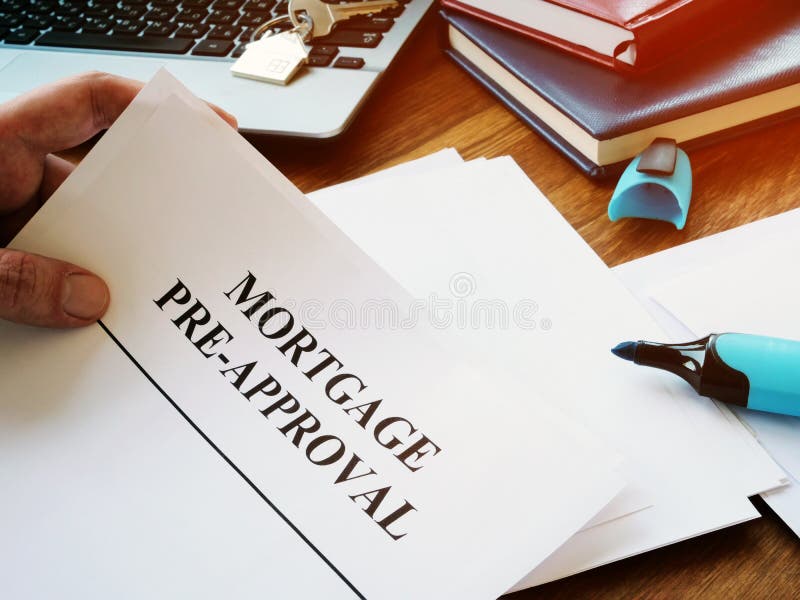 Unterlagen zur Hypothekarkreditvorgenehmigung im Büro lizenzfreie stockfotos Unterlagen zur Hypothekarkreditvorgenehmigung im Büro lizenzfreie stockfotos