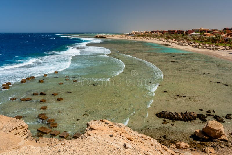 Unterlassung des Strandes und der Wellenbrecher bei Calimera Habiba Beach Resort lizenzfreies stockfoto Unterlassung des Strandes und der Wellenbrecher bei Calimera Habiba Beach Resort lizenzfreies stockfoto