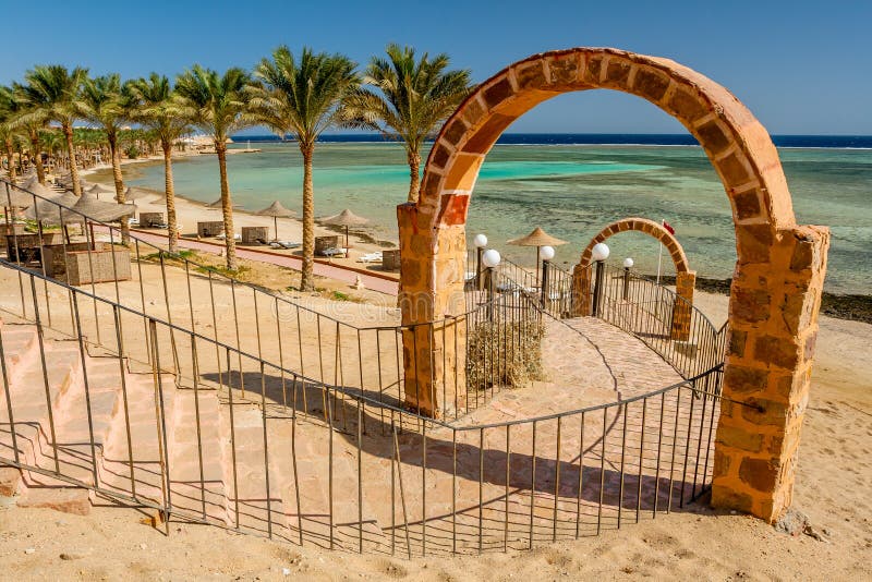 Unterlassung des Zugangs, des Strandes, der Palmen und der Sonnenschirme bei Calimera Habiba Beach Resort stockbild Unterlassung des Zugangs, des Strandes, der Palmen und der Sonnenschirme bei Calimera Habiba Beach Resort stockbild
