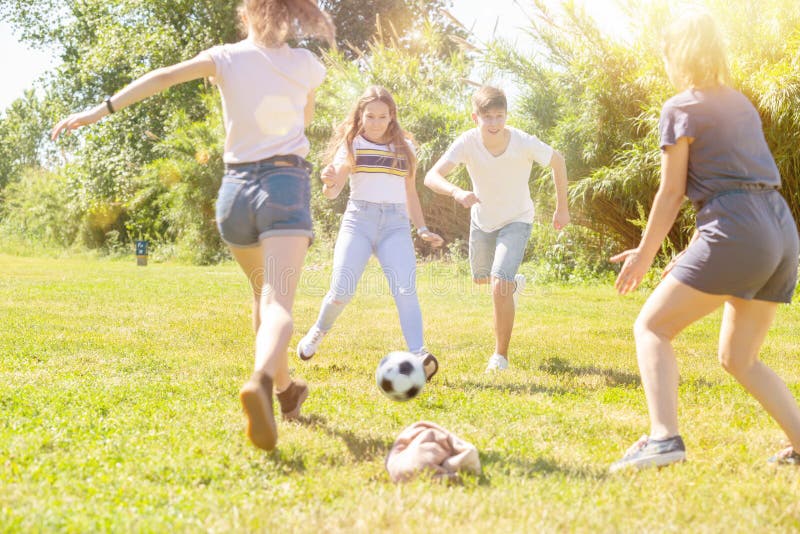 Nette Junge Mädchen Die So Gerne Fußball Spielen