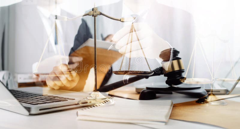 Unternehmen und Anwälte, die mit Vertragspapiere Messingskala auf Schreibtisch im Büro diskutieren. Gesetzesrechtsdienstleistungen