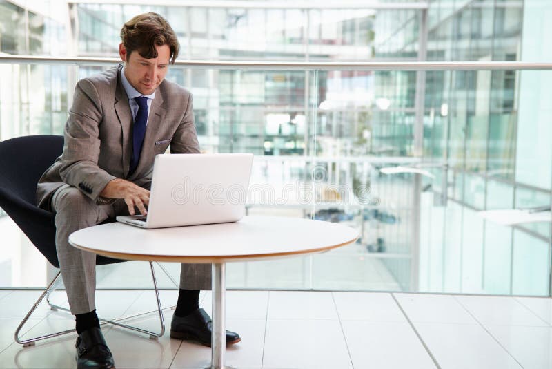 Unternehmensgeschäftsmann unter Verwendung der Laptop-Computers, in voller Länge lizenzfreie stockbilder Unternehmensgeschäftsmann unter Verwendung der Laptop-Computers, in voller Länge lizenzfreie stockbilder