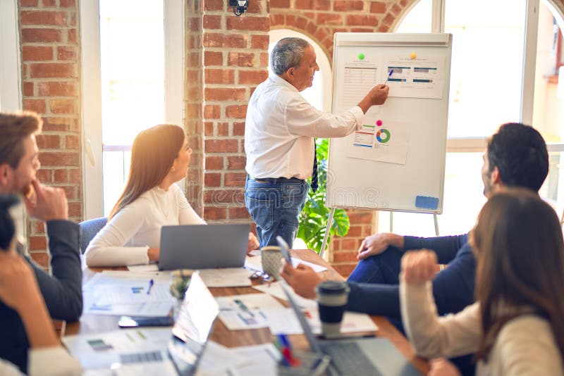 Unternehmensgruppe, die in einer Sitzung zusammenarbeitet lizenzfreie stockfotografie