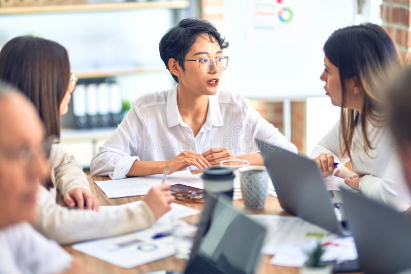 Unternehmensgruppe, die im Büro zusammenarbeitet lizenzfreie stockfotografie