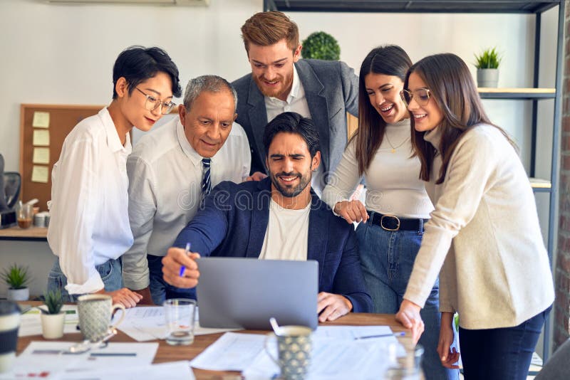 Unternehmensgruppe lächelt glücklich und zuversichtlich lizenzfreie stockfotografie