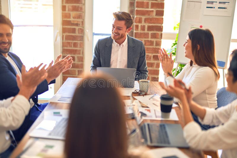 Unternehmensgruppe lächelt glücklich und zuversichtlich lizenzfreie stockfotos