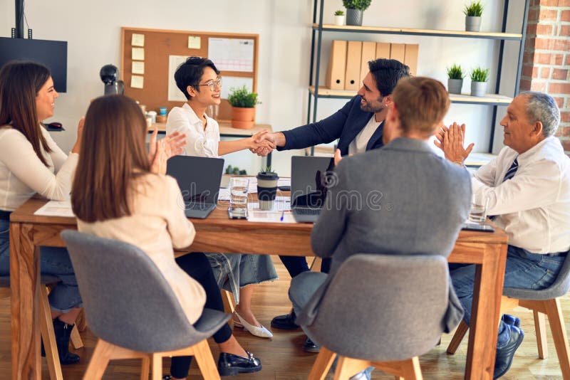 Unternehmensgruppe lächelt glücklich und zuversichtlich stockfotografie