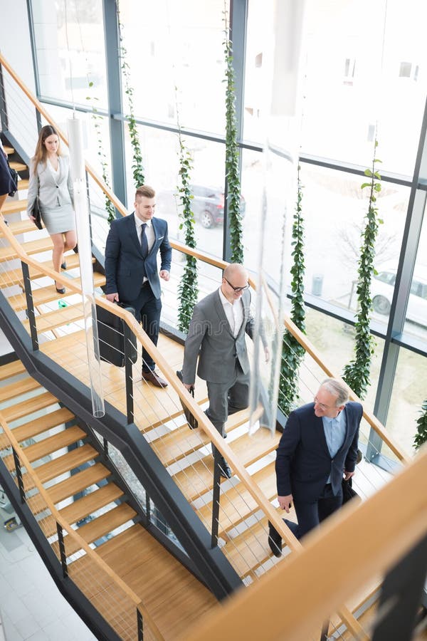 Unternehmensleiter, die unten in modernes Büro umziehen stockbilder Unternehmensleiter, die unten in modernes Büro umziehen stockbilder