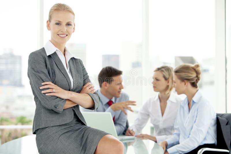Unternehmensleute am Treffen - Unternehmensleiter-Frauenporträt