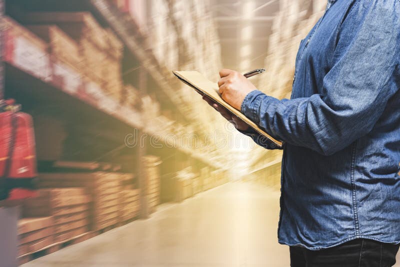Unternehmenslogistikkonzept, Geschäftsmannmanager, der Kenntnisse während der Kontrolle und der Steuerung im Lager - Geschäfts, n stockfotografie Unternehmenslogistikkonzept, Geschäftsmannmanager, der Kenntnisse während der Kontrolle und der Steuerung im Lager - Geschäfts, n stockfotografie