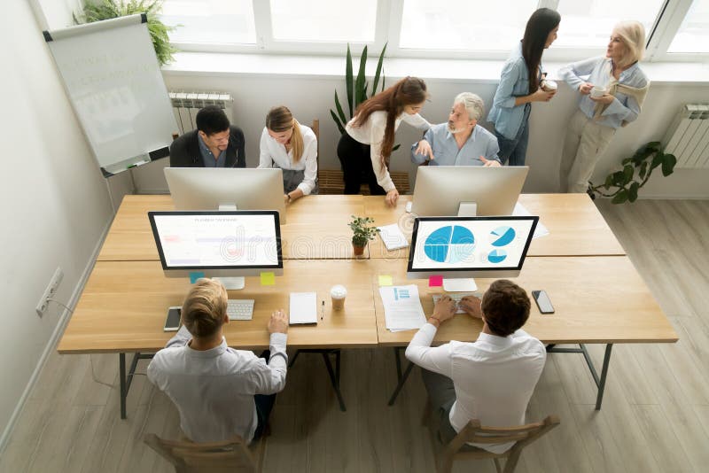 Unternehmenspersonal, das im Büro unter Verwendung der Computer und t zusammenarbeitet lizenzfreies stockbild