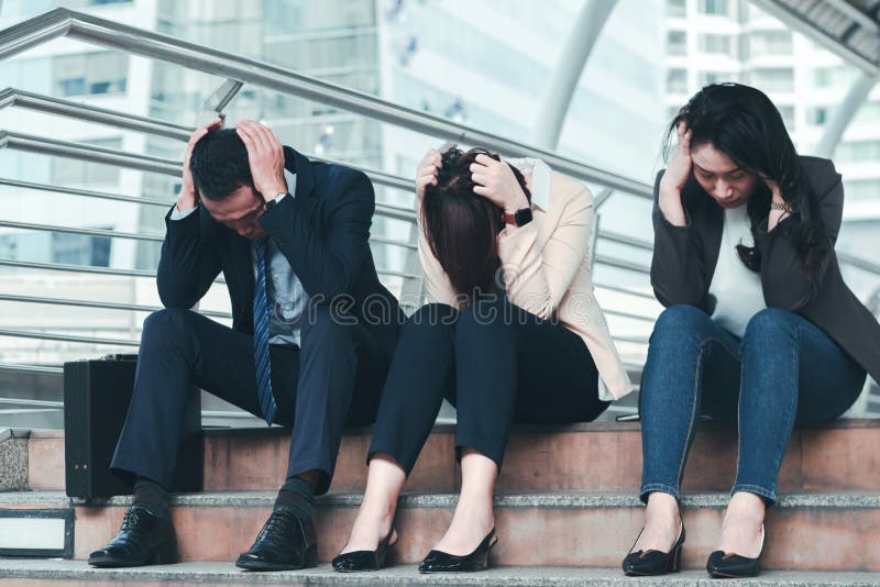 Unternehmenszusammenbruchkonzept: Geschäftsmann betontes Sitzen, Problem stockfoto Unternehmenszusammenbruchkonzept: Geschäftsmann betontes Sitzen, Problem stockfoto