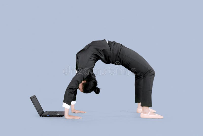 Unternehmer benutzt einen Laptop mit zurückbiegen Haltung lizenzfreies stockfoto Unternehmer benutzt einen Laptop mit zurückbiegen Haltung lizenzfreies stockfoto