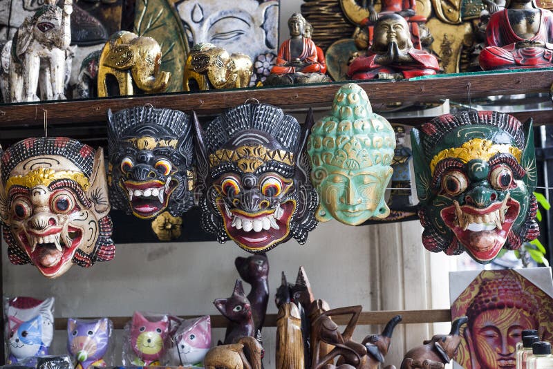 Unterschiedlich malte hölzerne Masken im Souvenirladen, Bali lizenzfreie stockfotos Unterschiedlich malte hölzerne Masken im Souvenirladen, Bali lizenzfreie stockfotos