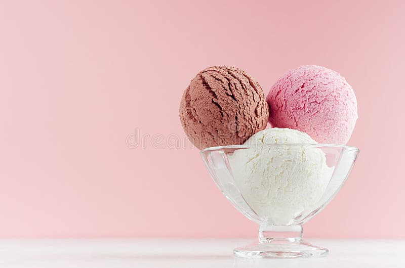 Unterschiedliches Aroma der Portionierer - Erdbeere, Schokolade, sahnig im transparenten Glaseisbecher in der modernen rosa Farbe