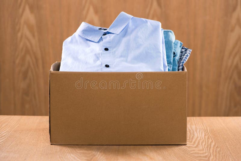 Unterstützende Wohnungs- oder Lebensmittelspende im Kasten für Armen stockfotos Unterstützende Wohnungs- oder Lebensmittelspende im Kasten für Armen stockfotos