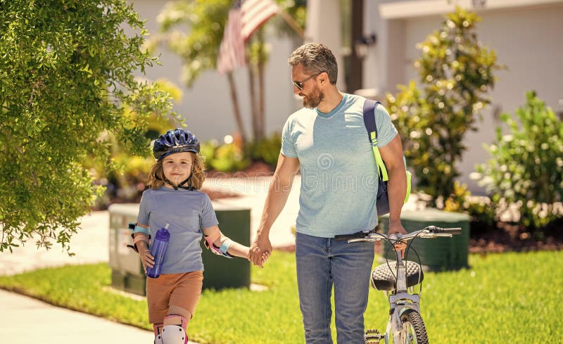 Unterstützer Papa führt seinen Sohn erste Fahrradtour. Fahrradjoyride. Papa und Sohn genießen Fahrradausflug. Vater und Sohn lizenzfreie stockfotografie