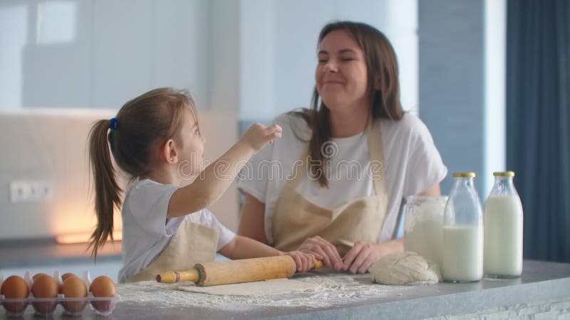 Unterstützung der Tochter der Mutter, des Teigs bereitzustellen. Mutter und Tochter den Teig für die Herstellung von Cookies berei stock video footage