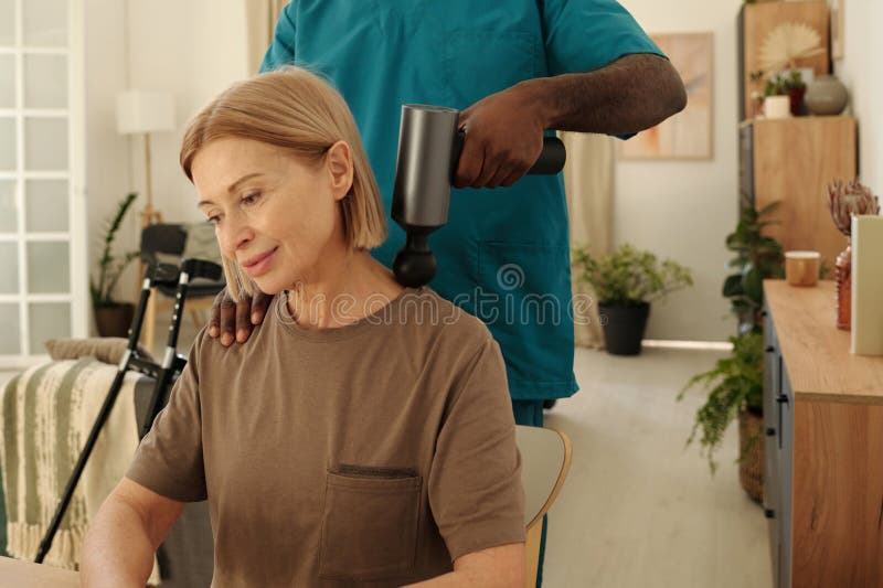Unterstützung für Senioren bei der Rehabilitationsübung lizenzfreies stockbild