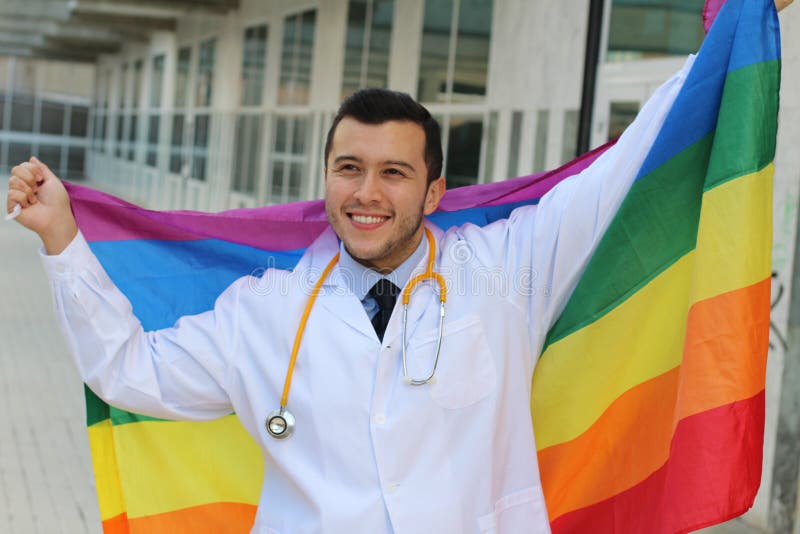 Unterstützungsdoktor, der Regenbogenflagge hält lizenzfreies stockfoto Unterstützungsdoktor, der Regenbogenflagge hält lizenzfreies stockfoto