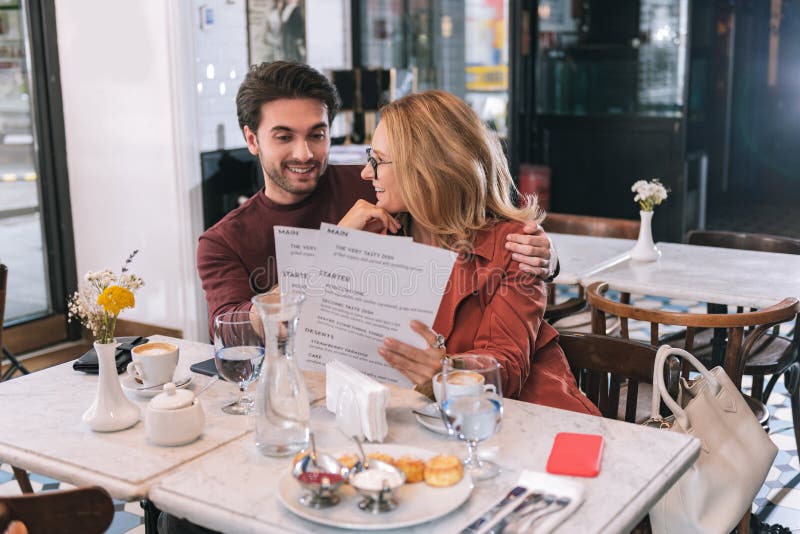 Untersuchungsmenü der attraktiven angenehmen Paare lizenzfreies stockfoto Untersuchungsmenü der attraktiven angenehmen Paare lizenzfreies stockfoto