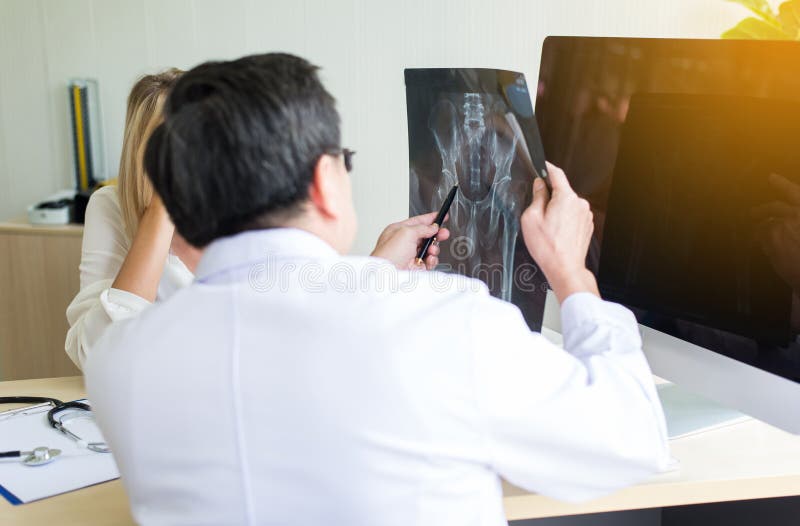 Untersuchungsröntgenstrahl Ergebnisse älteren Doktors zum Frauenpatienten, zur Unfruchtbarkeitsberatung und zum Vorschlag, neue T stockbild Untersuchungsröntgenstrahl Ergebnisse älteren Doktors zum Frauenpatienten, zur Unfruchtbarkeitsberatung und zum Vorschlag, neue T stockbild