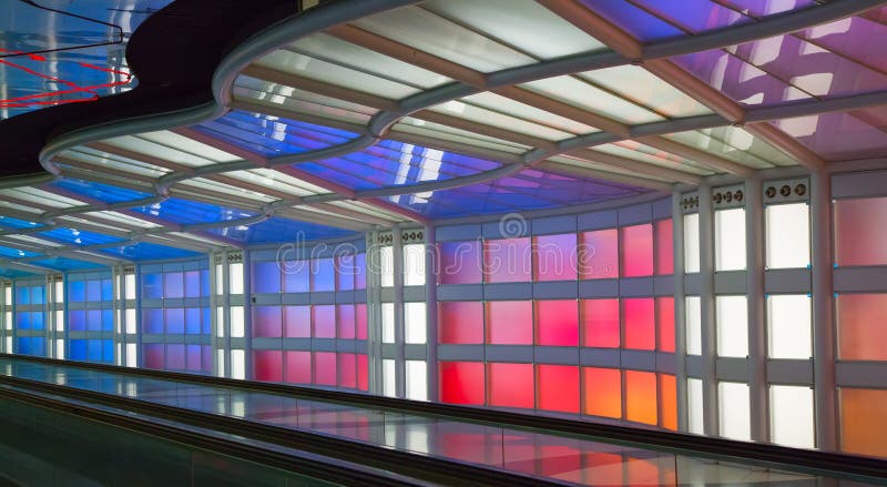 Untertagedurchgang im Flughafen Chicagos O'Hare lizenzfreie stockfotografie Untertagedurchgang im Flughafen Chicagos O'Hare lizenzfreie stockfotografie