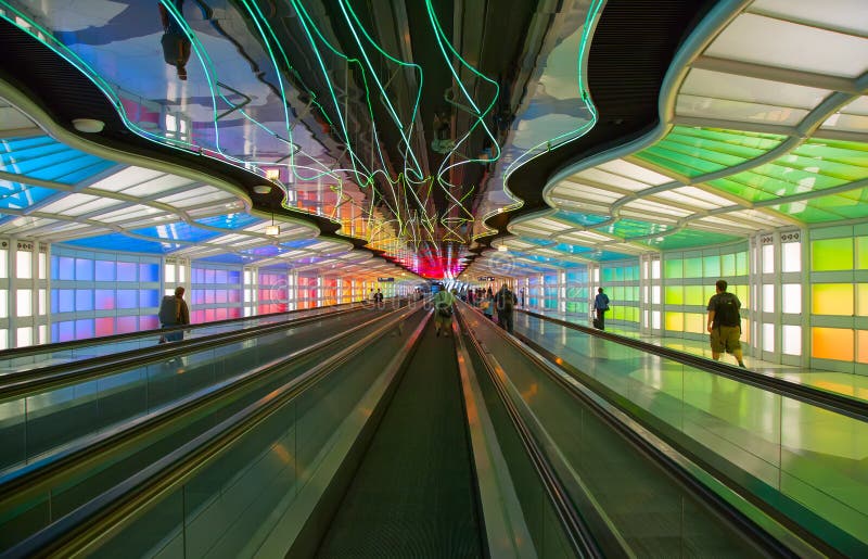 Untertagedurchgang im Flughafen Chicagos O'Hare stockfotos Untertagedurchgang im Flughafen Chicagos O'Hare stockfotos
