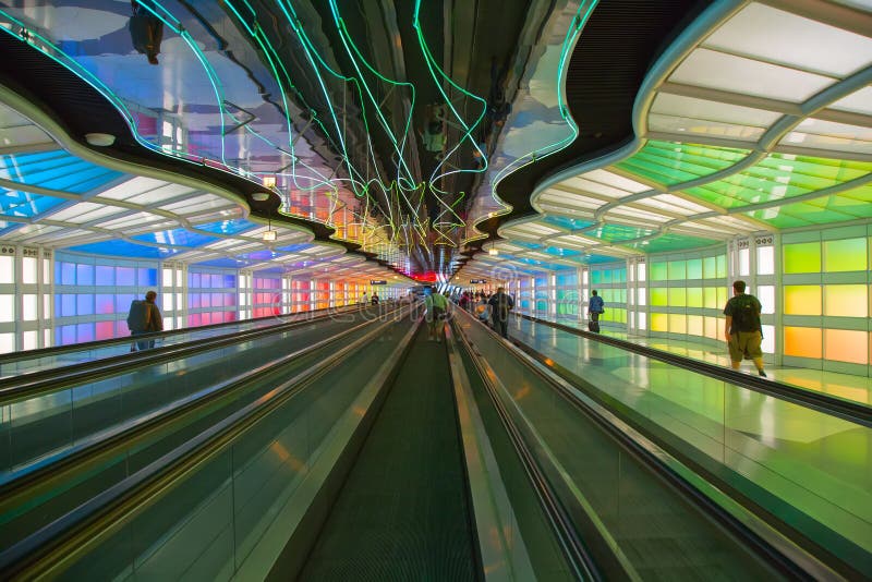 Untertagedurchgang im Flughafen Chicagos O'Hare stockfotografie Untertagedurchgang im Flughafen Chicagos O'Hare stockfotografie