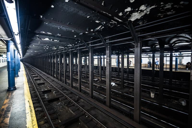 Untertägiges leeres U-Bahnstations-Dock in New York City auf Linie t stockbild Untertägiges leeres U-Bahnstations-Dock in New York City auf Linie t stockbild
