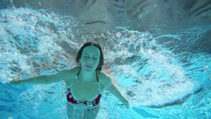 Unterwassersicht zum Tauchen junger Frau in reiner Form stock video