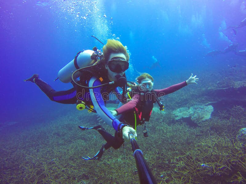 Unterwassersporttauchen selfie geschossen mit selfie Stock Tiefes blaues Meer