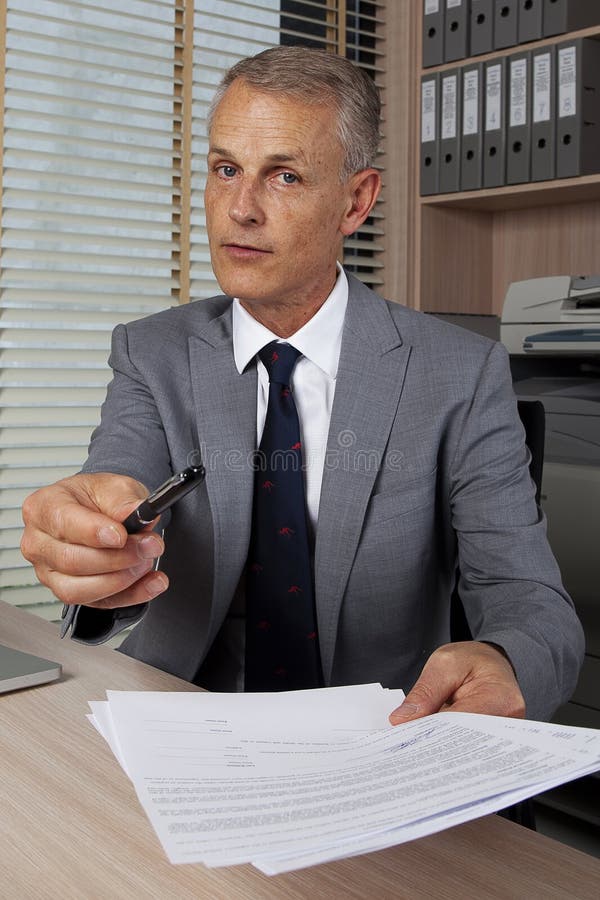 Unterzeichnen Sie bitte den Vertrag stockfoto Unterzeichnen Sie bitte den Vertrag stockfoto